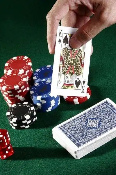 Pengalaman Live Casino dengan dealer langsung dan berbagai permainan meja klasik